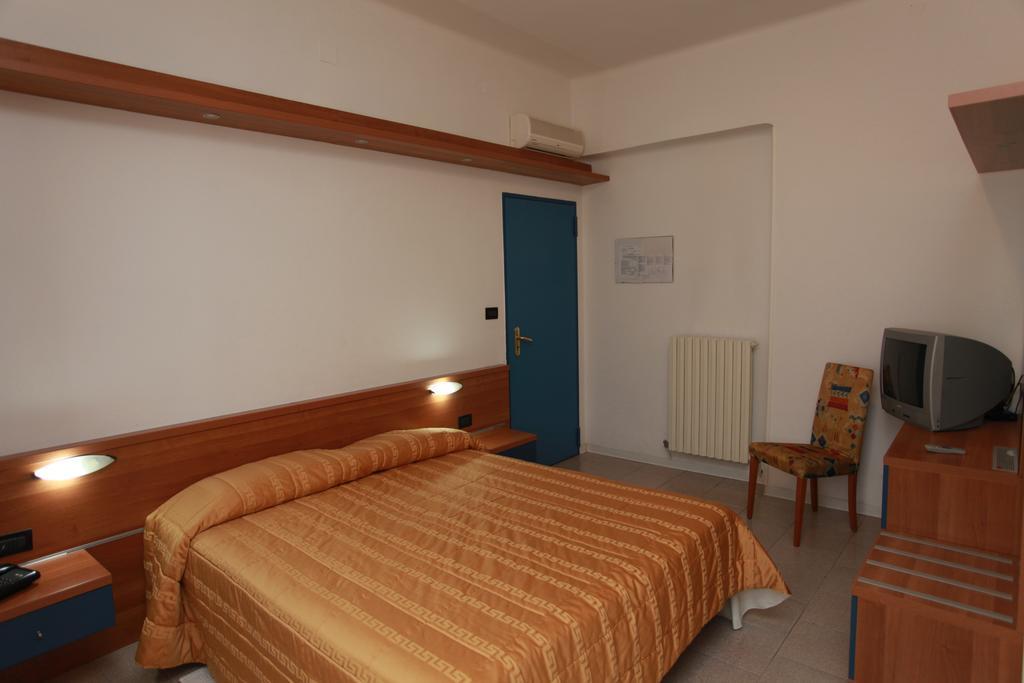 Hotel Athena Pesaro Chambre photo