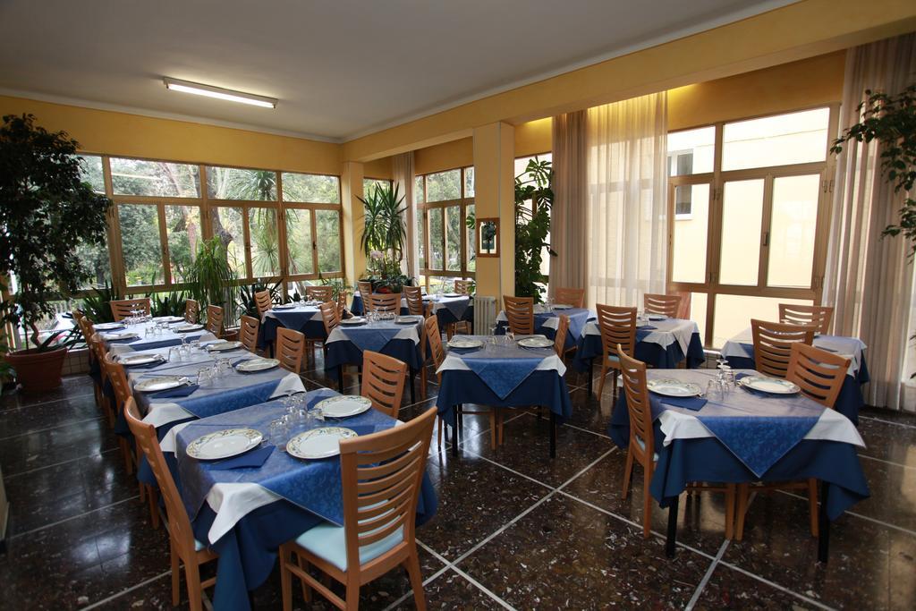 Hotel Athena Pesaro Extérieur photo